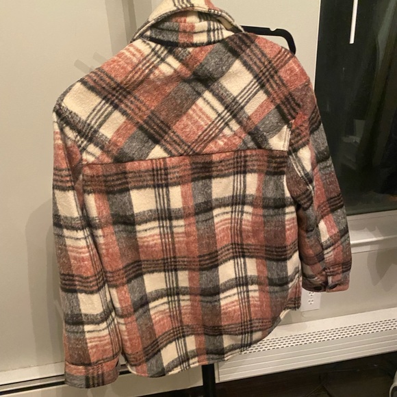 Plaid shacket. Never worn! Fits size small or medium - Picture 2 of 4